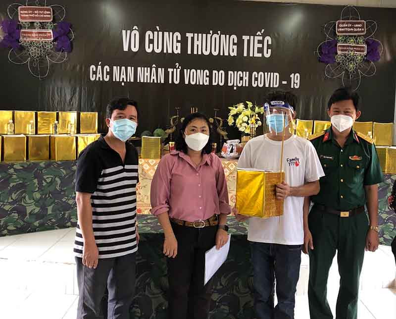Đón nhận tro cốt từ Ban Chỉ huy Quân sự quận 6, TP Hồ Chí Minh.