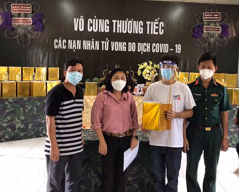 Đón nhận tro cốt từ Ban Chỉ huy Quân sự quận 6, TP Hồ Chí Minh.