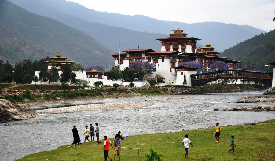 Vẻ đẹp yên bình và trong xanh ở Bhutan. Vẻ đẹp yên bình và trong xanh ở Bhutan.