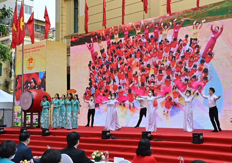  Lần đầu tiên trong lịch sử, học sinh, giáo viên và phụ huynh toàn thành phố Hà Nội tham dự khai giảng năm học mới bằng hình thức trực tuyến. (Ảnh: Duy Linh)