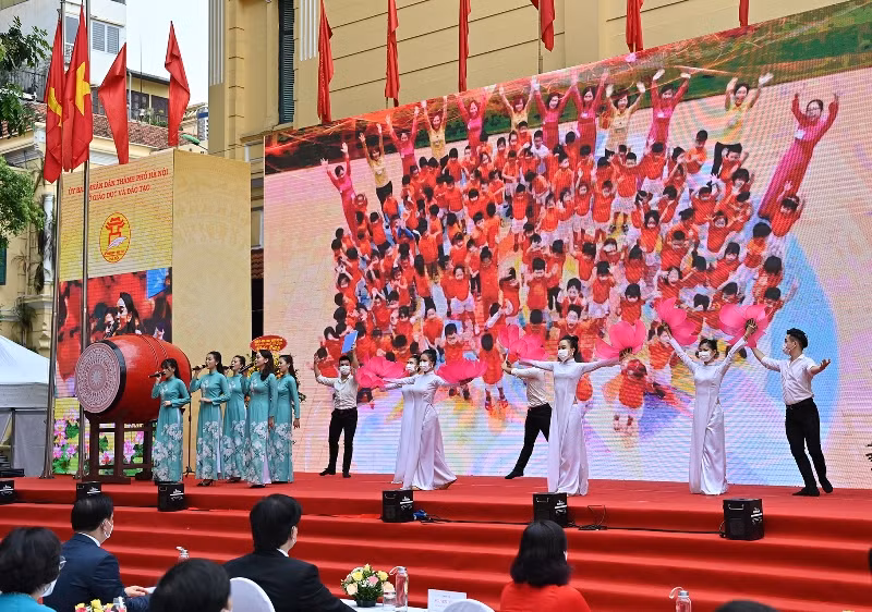  Lần đầu tiên trong lịch sử, học sinh, giáo viên và phụ huynh toàn thành phố Hà Nội tham dự khai giảng năm học mới bằng hình thức trực tuyến. (Ảnh: Duy Linh)