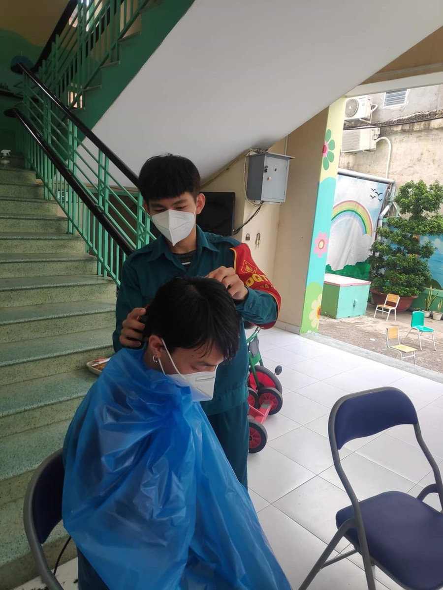 Bình đang cắt tóc cho đồng đội. Ảnh: NVCC