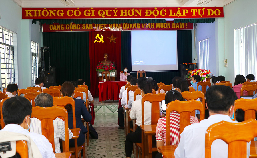 Phó Chủ tịch UBND tỉnh Nguyễn Thị Thanh Lịch đề nghị thị xã An Khê cũng như các xã, phường tăng cường ứng dụng công nghệ thông tin trong công tác phòng-chống dịch Covid-19. Ảnh: Ngọc Minh 