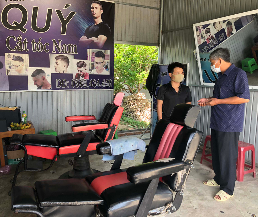 Do ảnh hưởng bởi dịch Covid-19, anh Quách Hoàng Công Quý (bìa trái; tổ 8, thị trấn Phú Túc, huyện Krông Pa) phải đóng cửa tiệm cắt tóc. Ảnh: Lê Nam Anh Quách Hoàng Công Quý-TDP 8, thị trấn Phú Túc (bìa trái) bị ảnh ảnh hưởng bởi dịch covid 19 phải đóng cửa tiệm cắt tóc. Ảnh: Lê Nam