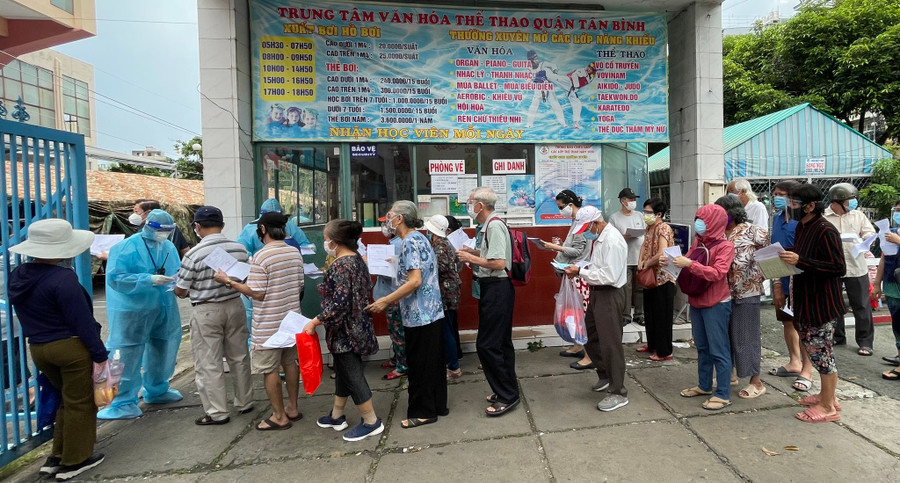 Người dân TP.HCM đi tiêm vắc xin Covid-19 ngày 26.9. Ảnh: Duy Tính