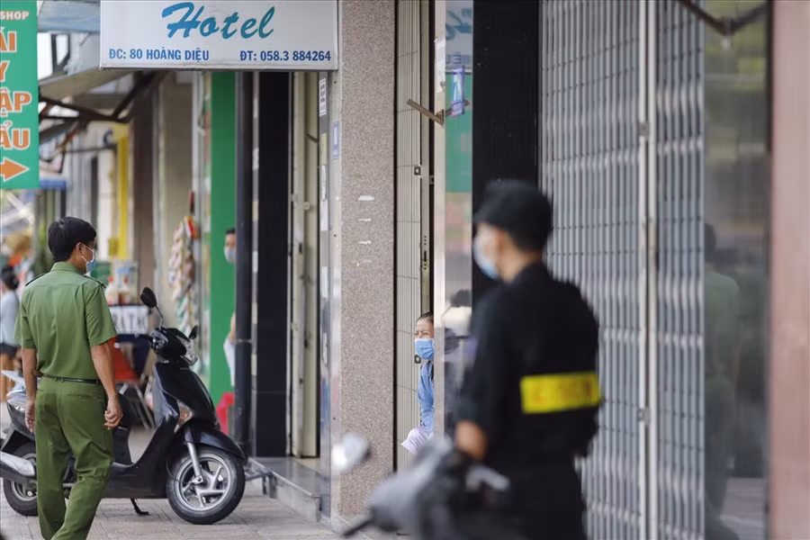 Nhiều người dân dõi theo cuộc khám xét tại nhà ông Dẽ. Ảnh: Hữu Long 