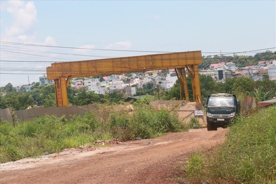 Một công trình giao thông trọng điểm ở địa bàn TP. Buôn Ma Thuột, tỉnh Đắk Lắk đang trong quá trình triển khai xây dựng sau nhiều năm chậm tiến độ. Ảnh: Bảo Trung