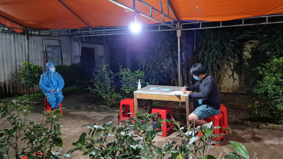 Công tác truy vết được thực hiện suốt đêm để đảm bảo tính nhanh chóng, kịp thời. Ảnh: Lê Văn Ngọc