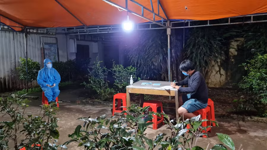 Công tác truy vết được thực hiện suốt đêm để đảm bảo tính nhanh chóng, kịp thời. Ảnh: Lê Văn Ngọc