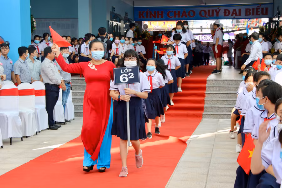  Học sinh TP.HCM dự lễ khai giảng năm học trước - Ảnh: Khả Hòa