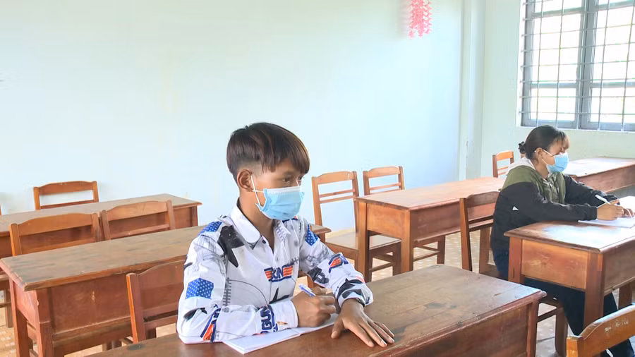 Một lớp học ở xã Krong chỉ lèo tèo vài em học sinh khi không còn chế độ hỗ trợ gạo. Ảnh: Trần Hiếu