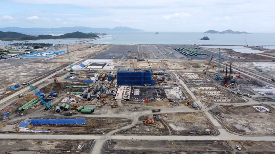 Dự án Nhà nhiệt điện Vân Phong 1 đang triển khai. Ảnh: HIỀN LƯƠNG