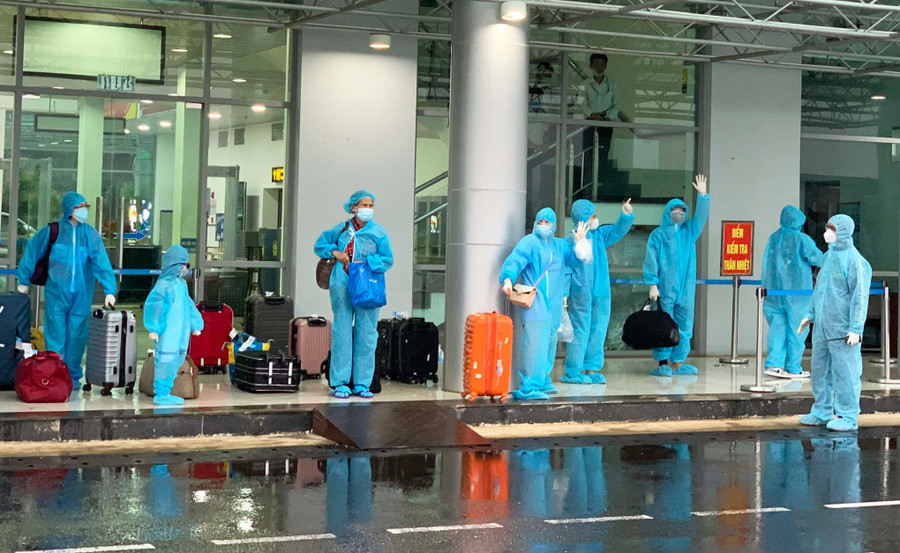 Các công dân có hoàn cảnh khó khăn, thai phụ, trẻ em vui mừng khi được tỉnh đón về an toàn bằng đường hàng không. Ảnh: Như Nguyện Các công dân có hoàn cảnh khó khăn, thai phụ, trẻ em vui mừng khi được tỉnh đón về an toàn bằng đường hàng không. Ảnh: Như Nguyện