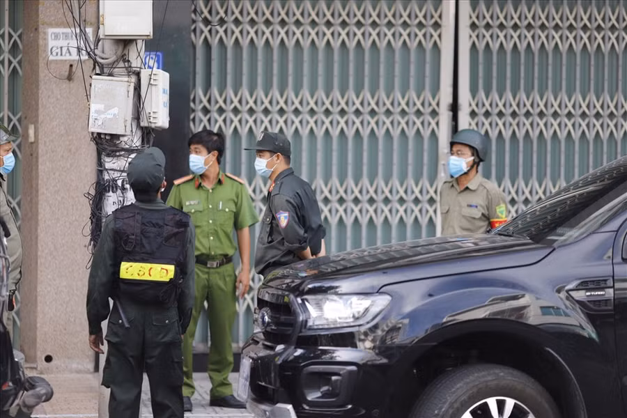 Khá đông lực lượng trước nhà ông Lê Văn Dẽ trong khi cơ quan chức năng thực hiện khám xét. Ảnh: Hữu Long