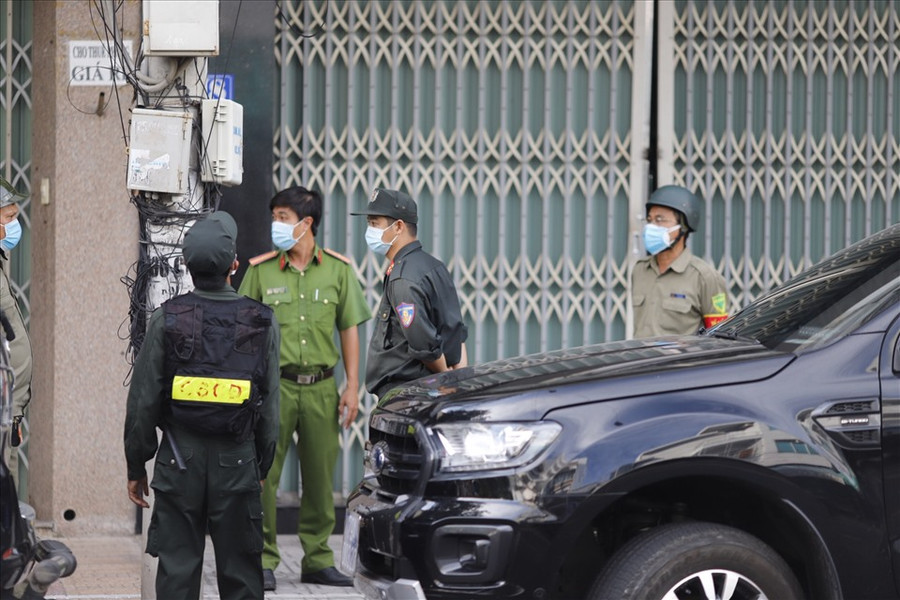 Khá đông lực lượng trước nhà ông Lê Văn Dẽ trong khi cơ quan chức năng thực hiện khám xét. Ảnh: Hữu Long