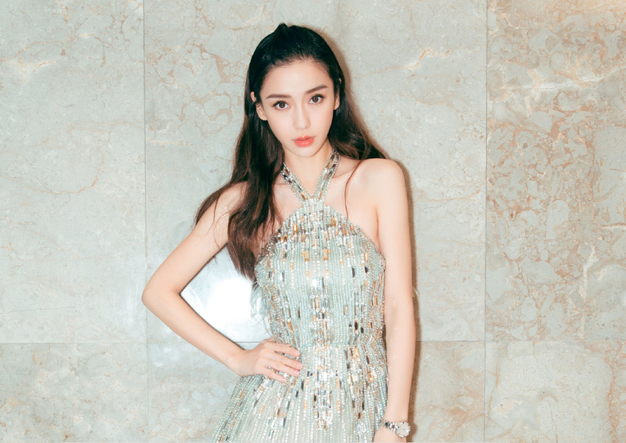 Angelababy khoe vóc dáng mình hạc xương mai với váy yếm tôn nét gợi cảm cùng thần thái ngút ngàn rạng rỡ. Angelababy khoe vóc dáng mình hạc xương mai với váy yếm tôn nét gợi cảm cùng thần thái ngút ngàn rạng rỡ.
