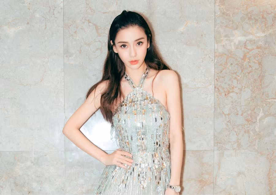 Angelababy khoe vóc dáng mình hạc xương mai với váy yếm tôn nét gợi cảm cùng thần thái ngút ngàn rạng rỡ.