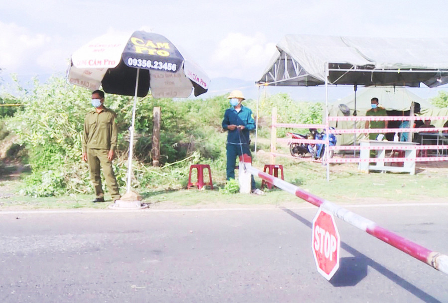 Chốt số 1 trên tuyến quốc lộ 25, giáp ranh giữa thị trấn Phú Túc và xã Chư Gu (huyện Krông Pa). Ảnh: Lê Nam