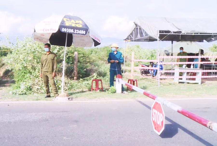 Chốt số 1 trên tuyến quốc lộ 25, giáp ranh giữa thị trấn Phú Túc và xã Chư Gu (huyện Krông Pa). Ảnh: Lê Nam