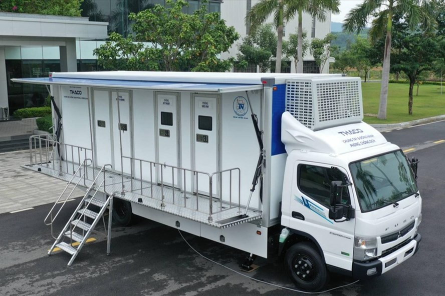 Thaco trao tặng xe chụp X-quang và siêu âm cho Bệnh viện Thống Nhất (TPHCM).