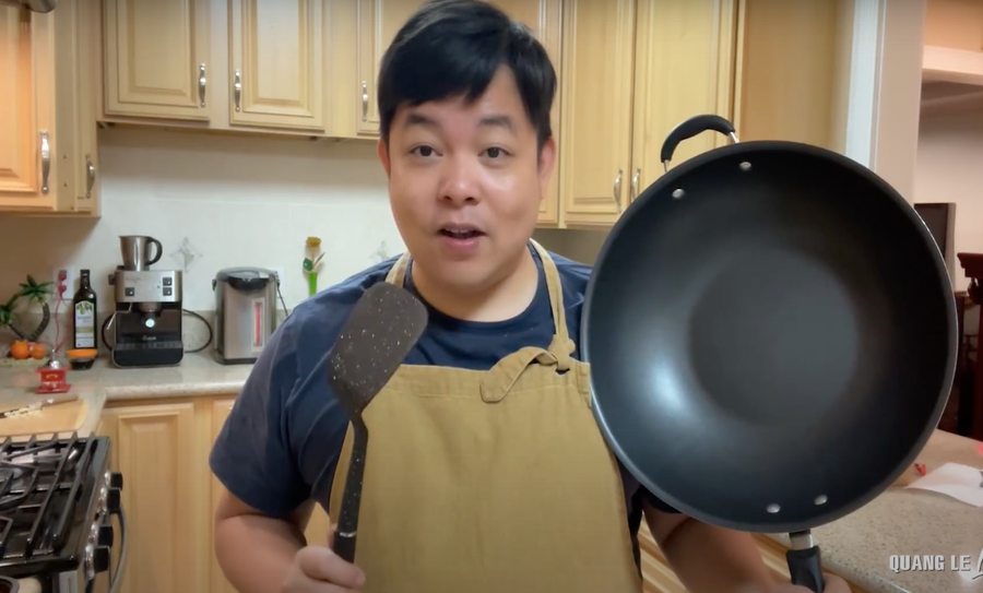 Quang Lê trổ tài nấu ăn khiến fan thích thú. Ảnh: Chụp màn hình Quang Lê trổ tài nấu ăn khiến fan thích thú. Ảnh: Chụp màn hình