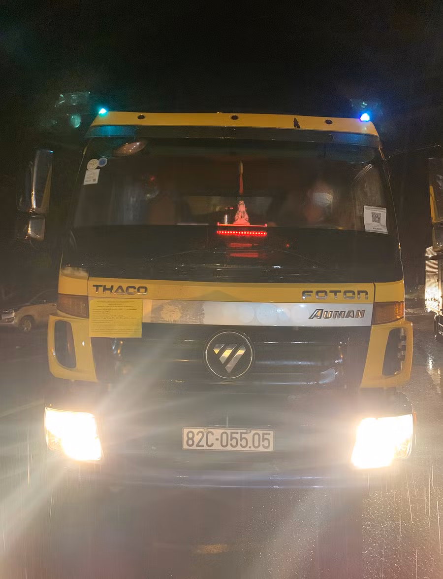 Tài xế xe BKS 82C-055.05 không thực hiện đúng như cam kết tại chốt cầu 110 (huyện Chư Pưh). Ảnh: CTV