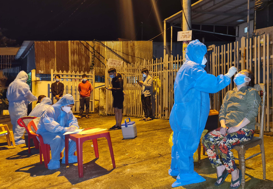 Nhân viên y tế lấy mẫu xét nghiệm SARS-CoV-2 cho người dân tổ 11 (phường Hoa Lư, TP. Pleiku). Ảnh: Đức Thụy