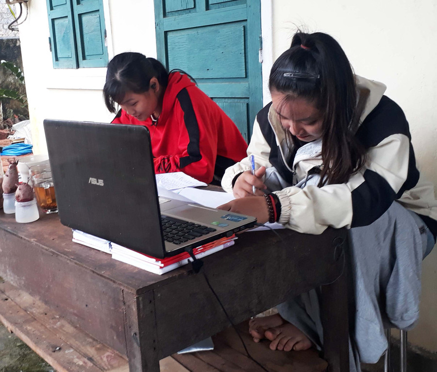 Hai chị em Nguyễn Thị Mỹ Hiền và Nguyễn Thị Hiền Hằng đang học online tại nhà trọ. Ảnh: Huỳnh Lê