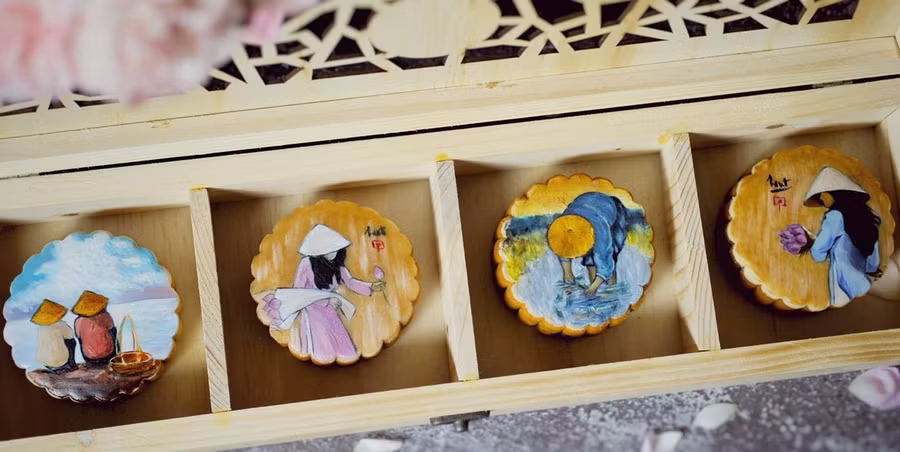 Những chiếc bánh có trọng lượng khoảng 150g có giá từ 250.000 - 300.000 đồng/chiếc.