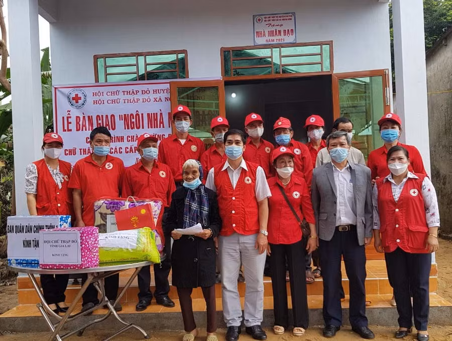 Hội Chữ thập đỏ huyện Chư Păh và Hội Chữ thập đỏ xã Nghĩa Hưng bàn giao nhà nhân đạo cho gia đình bà Nguyễn Thị Liệu (hộ nghèo ở thôn 1). Ảnh: Hồng Ngọc