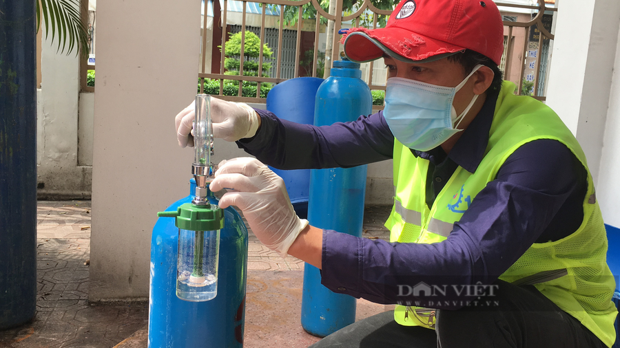 Kiểm tra bình oxy trước khi mang đến nhà dân tại quận 11. Ảnh: B.D Kiểm tra bình oxy trước khi mang đến nhà dân tại quận 11. Ảnh: B.D