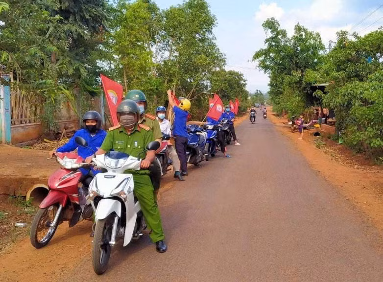 Lực lượng chức năng và đoàn viên, thanh niên xã Ia Pết (huyện Đak Đoa) tuyên truyền phòng-chống dịch Covid-19 tại các khu dân cư trên địa bàn. Ảnh: R.H