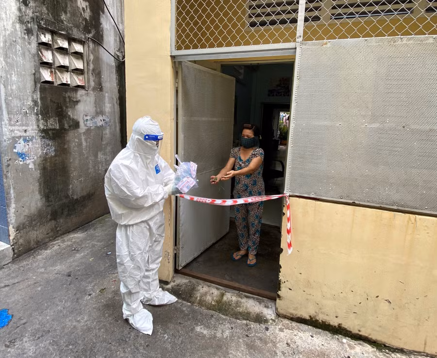 Đến từng nhà trao thuốc. Ảnh: NVCC