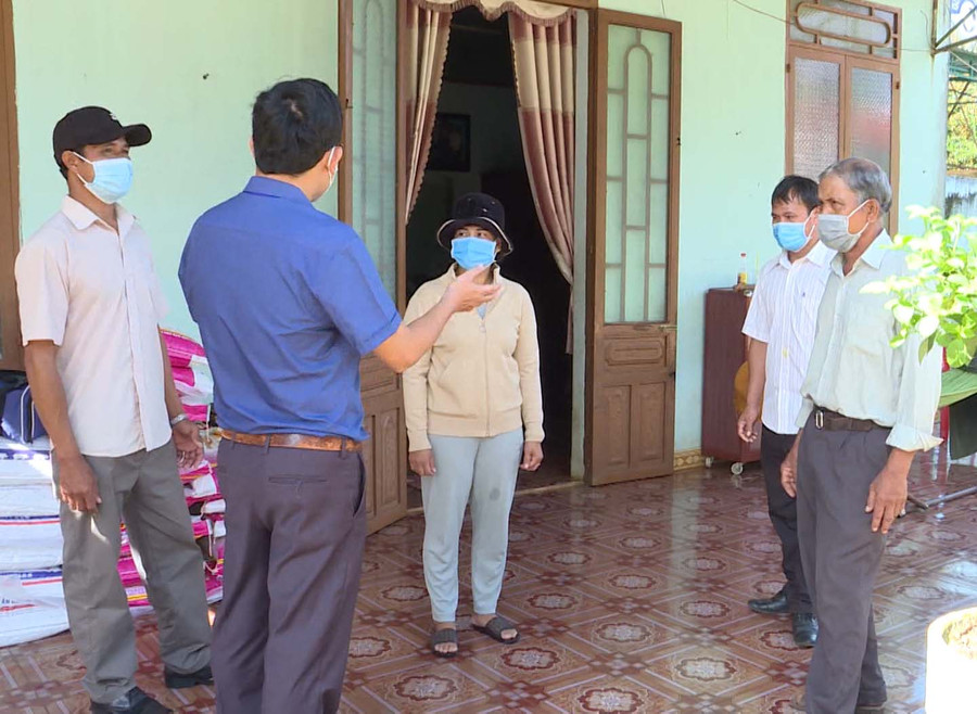 Tổ Covid cộng đồng làng Ia Nueng, xã Biển Hồ tuyên truyền người dân nâng cao ý thức phòng-chống dịch. Ảnh: Như Nguyện