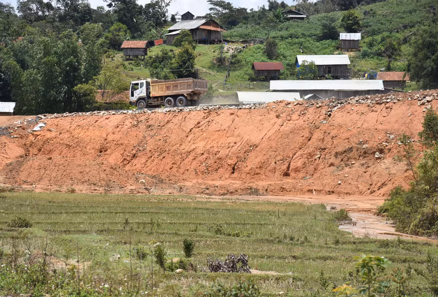 Diện tích lúa ruộng ở xã Hiếu bị đất đá từ việc thi công QL24 vùi lấp. Ảnh: V.P