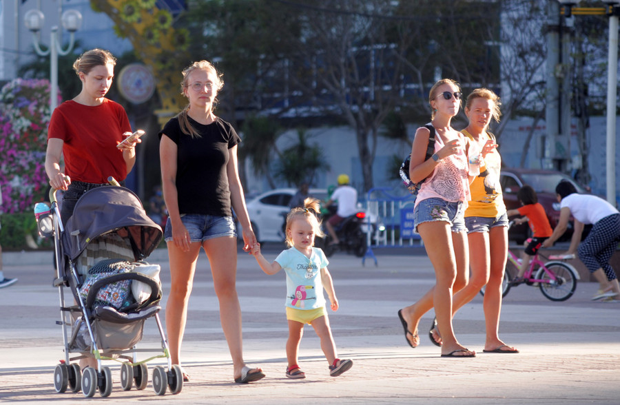 Khách quốc tế đến Khánh Hòa phải tiêm đủ 2 mũi vắc xin và xét nghiệm PCR âm tính trước khi nhập cảnh. Ảnh: Hiền Lương