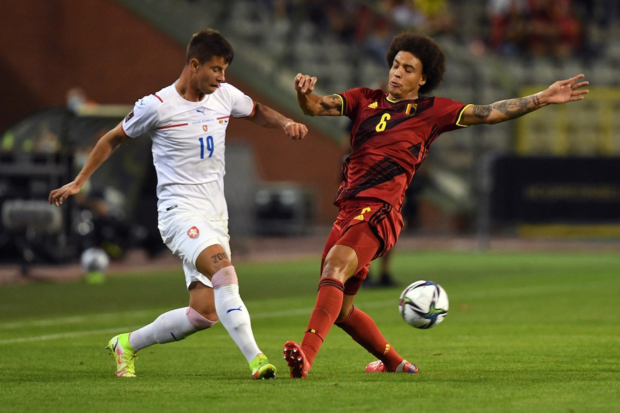 Tuyển CH Czech (trái) bất lực trước sức mạnh của tuyển Bỉ. Ảnh: AFP