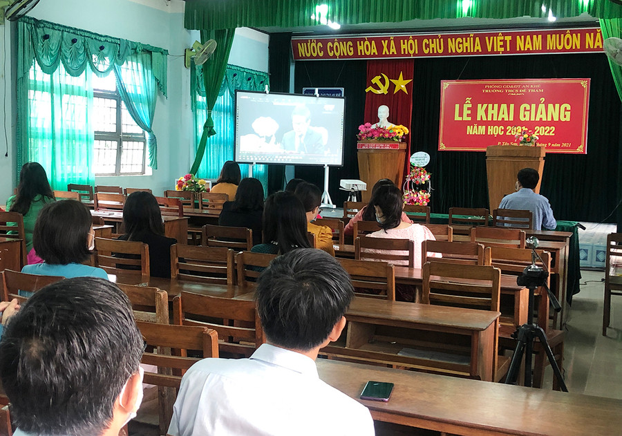 Cán bộ, giáo viên Trường THCS Đề Thám (thị xã An Khê) theo dõi lễ khai giảng trực tuyến do tỉnh tổ chức. Ảnh: Ngọc Minh Cán bộ, giáo viên Trường THCS Đề Thám (thị xã An Khê) theo dõi lễ khai giảng trực tuyến do tỉnh tổ chức Ảnh: Ngọc Minh