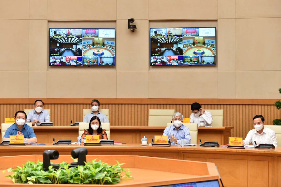 Chủ tịch Ủy ban Trung ương Mặt trận Tổ quốc Việt Nam Đỗ Văn Chiến (hàng dưới, thứ hai từ phải qua) đánh giá cao những quyết sách, giải pháp quyết liệt, đúng hướng, điều chỉnh rất chính xác của Ban Chỉ đạo quốc gia. Ảnh: VGP/Nhật Bắc