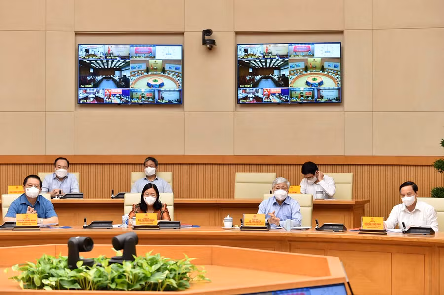 Chủ tịch Ủy ban Trung ương Mặt trận Tổ quốc Việt Nam Đỗ Văn Chiến (hàng dưới, thứ hai từ phải qua) đánh giá cao những quyết sách, giải pháp quyết liệt, đúng hướng, điều chỉnh rất chính xác của Ban Chỉ đạo quốc gia. Ảnh: VGP/Nhật Bắc
