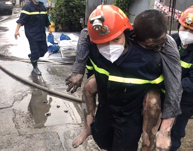  Cảnh sát giải cứu người trong đám cháy. (Ảnh: TTXVN phát)