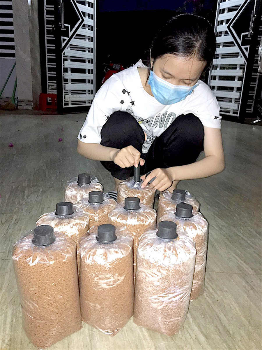 Em Phạm Thị Hằng Nga (lớp 11B1, Trường THPT Lê Hoàn, huyện Đức Cơ) tỉ mỉ đóng bịch giá thể sau phối trộn. Ảnh: Mộc Trà Ảnh: Mộc Trà