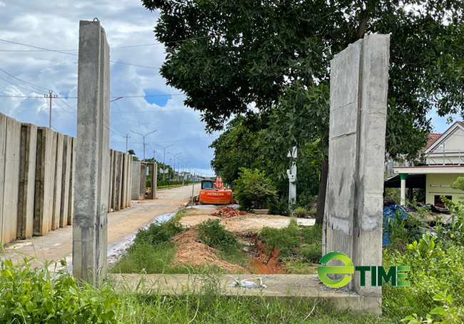 Với mặt cắt ngang thân cống có kích thước từ 3m-3,5m x 3m-3,5m, thừa rộng để xe ô tô con chạy vi vu trong lòng. Ảnh: Nhiệt Băng