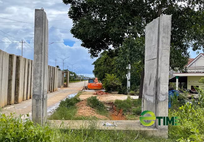 Với mặt cắt ngang thân cống có kích thước từ 3m-3,5m x 3m-3,5m, thừa rộng để xe ô tô con chạy vi vu trong lòng. Ảnh: Nhiệt Băng