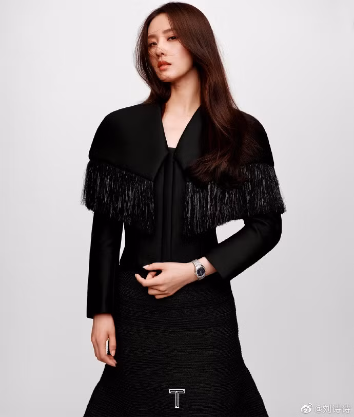 Diện váy đính tua rua đen thiết kế phá cách tô điểm thêm nét sang trọng, quý phái cùng khí chất thanh thoát cho mỹ nhân Thiên chi hận.