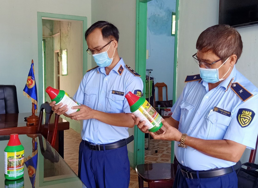 Đội Quản lý Thị trường số 5 (Cục Quản lý Thị trường tỉnh) tịch thu số thuốc bảo vệ thực vật có chứa chất cấm tại hộ kinh doanh Hoa Thuận 2 (xã Chư Mố, huyện Ia Pa). Ảnh: Vũ Thảo Đội Quản lý Thị trường số 5 (Cục Quản lý Thị trường tỉnh) tịch thu số thuốc bảo vệ thực vật có chứa chất cấm tại hộ kinh doanh Hoa Thuận 2 (xã Chư Mố, huyện Ia Pa). Ảnh: Vũ Thảo