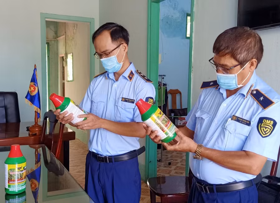 Đội Quản lý Thị trường số 5 (Cục Quản lý Thị trường tỉnh) tịch thu số thuốc bảo vệ thực vật có chứa chất cấm tại hộ kinh doanh Hoa Thuận 2 (xã Chư Mố, huyện Ia Pa). Ảnh: Vũ Thảo 