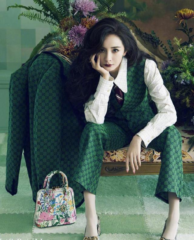 Với quý cô thanh lịch tinh tế, cách diện đồ menswear của họ thậm chí còn tạo cảm hứng cho những người xung quanh. Diện trang phục mang phong cách menswear với đường nét tối giản, đường cắt cúp tinh tế vừa mạnh mẽ giúp Dương Mịch trông thật thanh lịch, sang trọng, cổ điển, đẳng cấp và quyền lực.