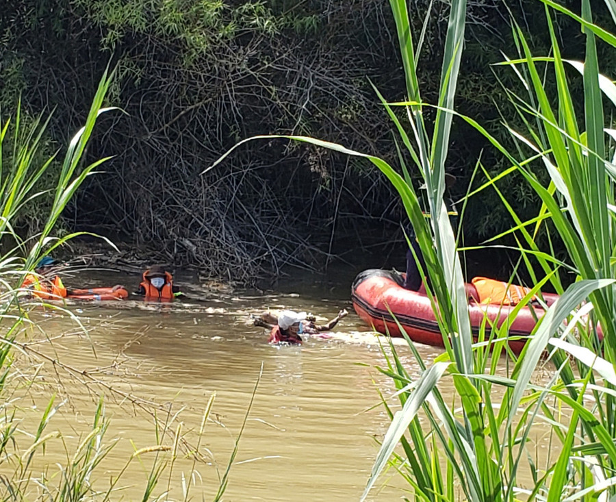  Lực lượng chức năng đang trục vớt thi thể cháu Ngọc. Ảnh: Lê Anh