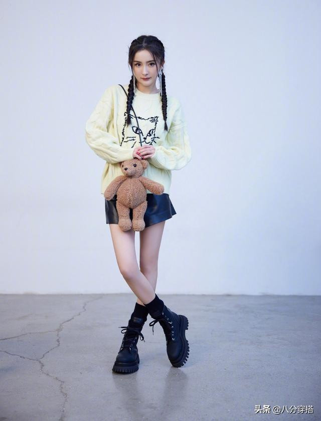 Lợi thế đôi chân đẹp nên Dương Mịch hầu như thích diện những trang phục như quần shorts, váy ngắn... khoe triệt để vẻ đẹp cơ thể. Cô mix áo dệt kim mùa thu in họa tiết mèo với quần shorts da và boots quân đội trông cực cá tính, cool ngầu.